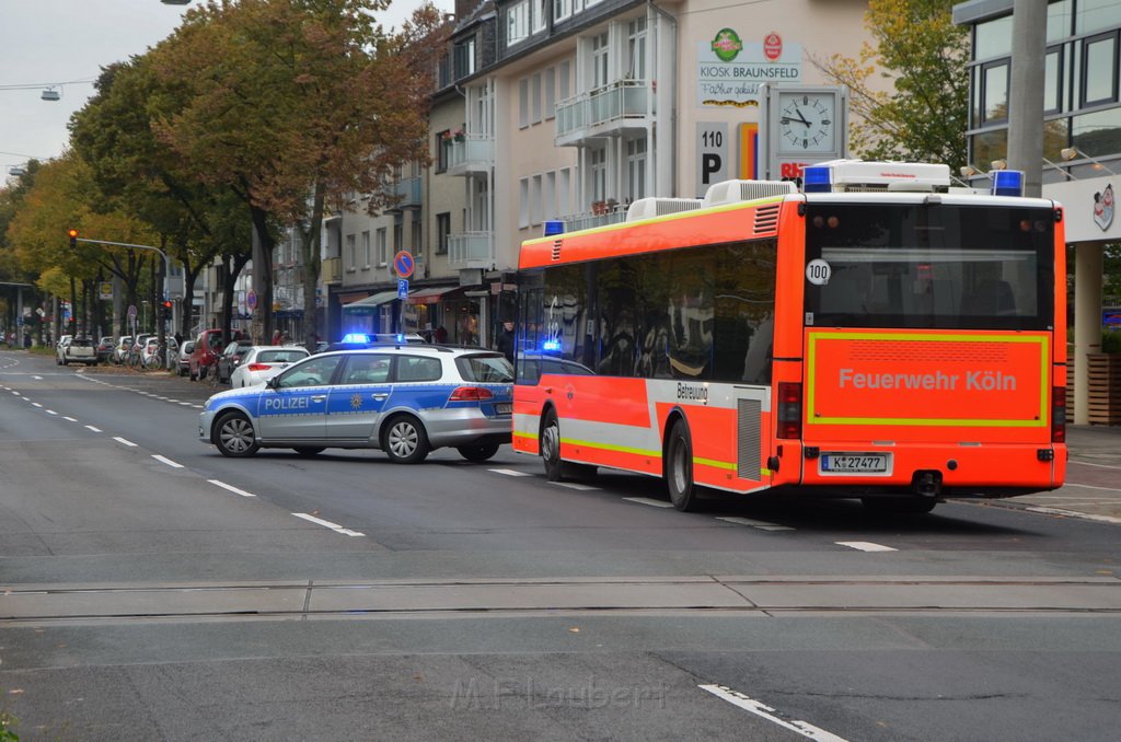 Attentat auf Fr Reker Koeln Braunsfeld Aachenerstr Wochenmarkt P37.JPG - Miklos Laubert